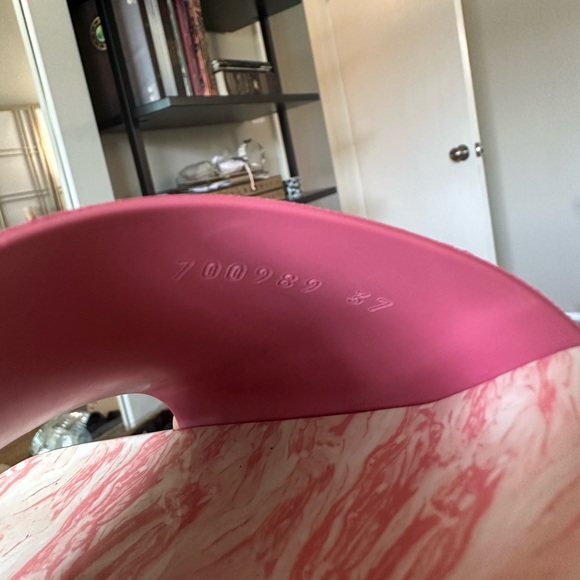 Gucci Rubber Slides Marbled Pink - Picture 6 of 7
